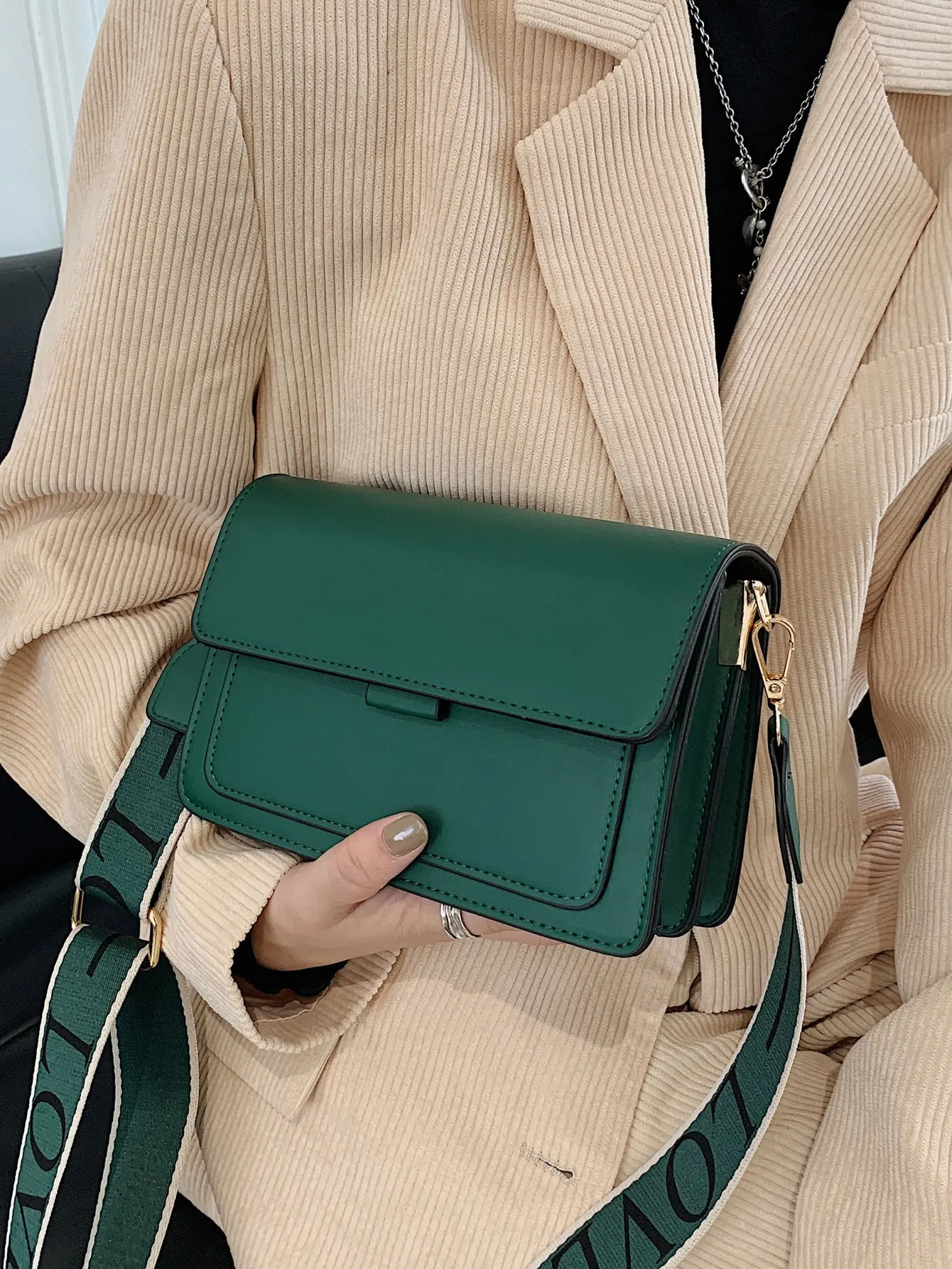 Fashionable Minimalist Flap Cover Shoulder Strap Crossbody Bag (Random Buckle On Both Sides)
Fashionable Minimalist Flap Cover Shoulder Strap Crossbody Bag (Random Buckle On Both Sides)