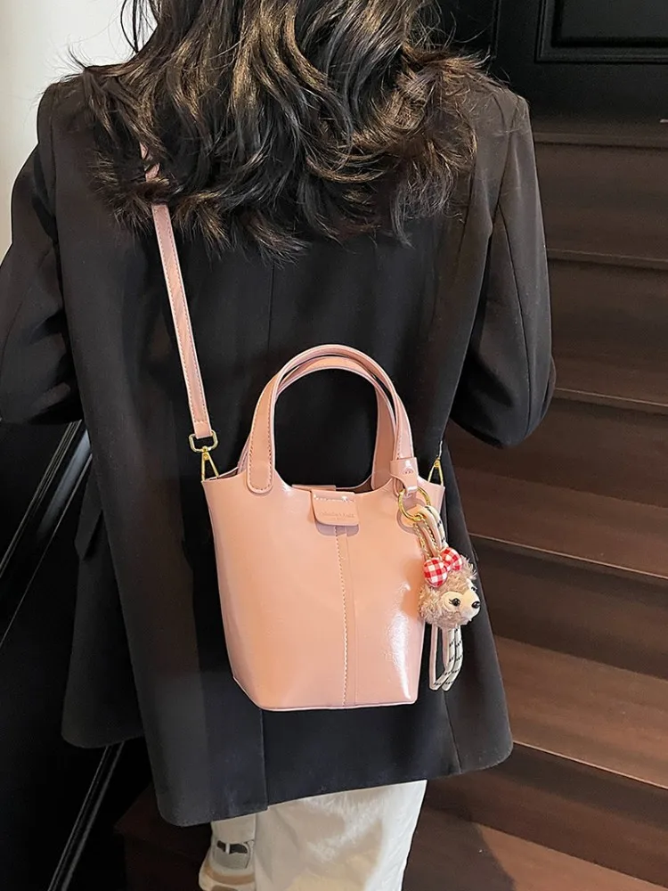 Luxury designer popular all-match portable bucket bag female 2025 spring and summer shoulder bag fashion all-match messenger bag
Luxury designer popular all-match portable bucket bag female 2025 spring and summer shoulder bag fashion all-match messenger bag