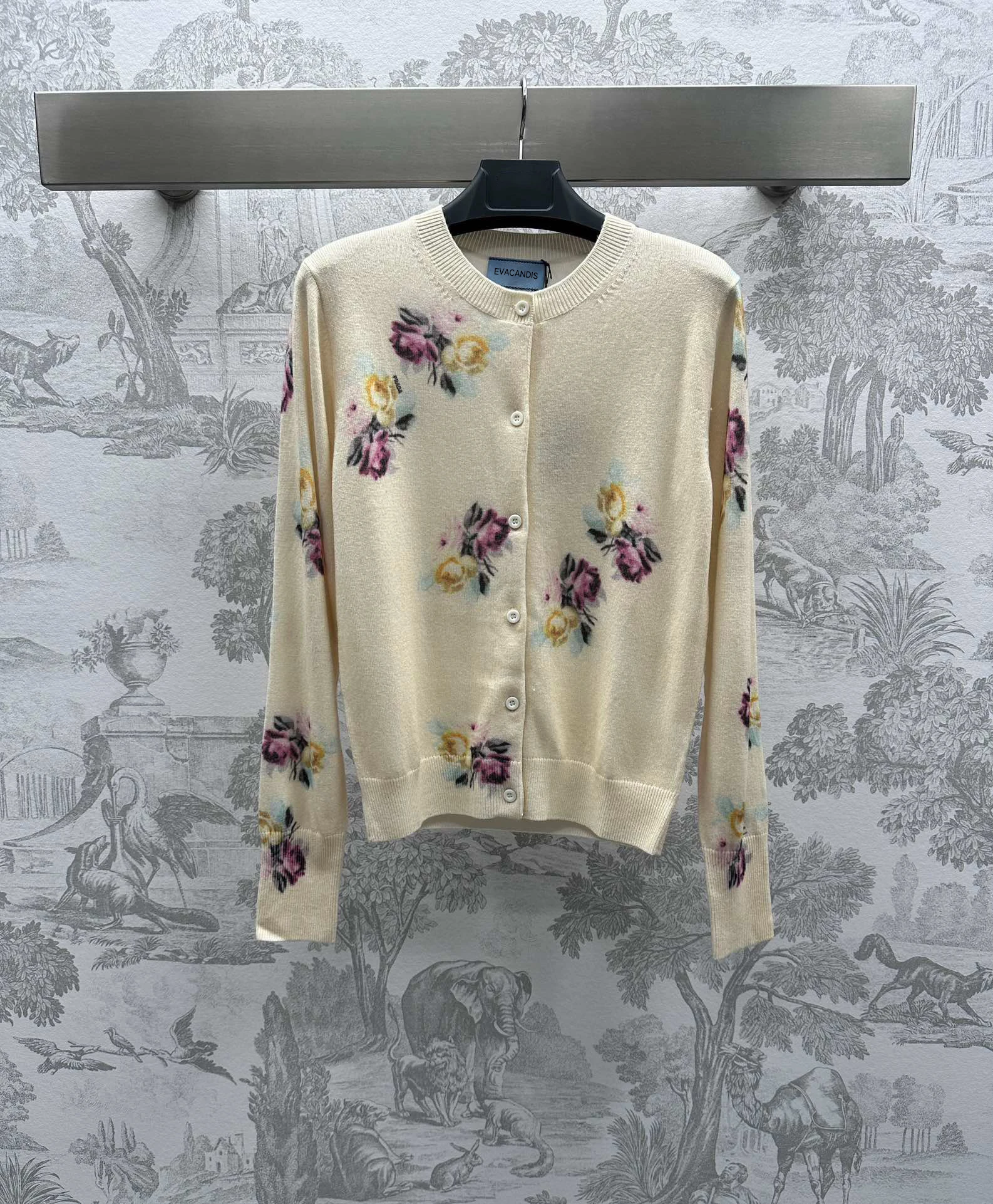 EVACANDIS Women High Quality Long Sleeve Wool Floral Printing O-Neck Single Breasted Knitted Cardigan Tops Luxury Sweet Chic
EVACANDIS Women High Quality Long Sleeve Wool Floral Printing O-Neck Single Breasted Knitted Cardigan Tops Luxury Sweet Chic