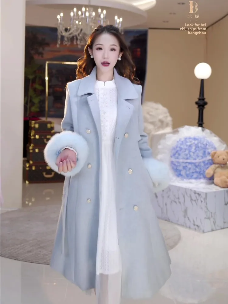 Elegant High-End Woolen Coat Hepburn Style Fashionable Slimming Outerwear Princess Fit Thickened Long Sleeve Double-Breasted
Elegant High-End Woolen Coat Hepburn Style Fashionable Slimming Outerwear Princess Fit Thickened Long Sleeve Double-Breasted