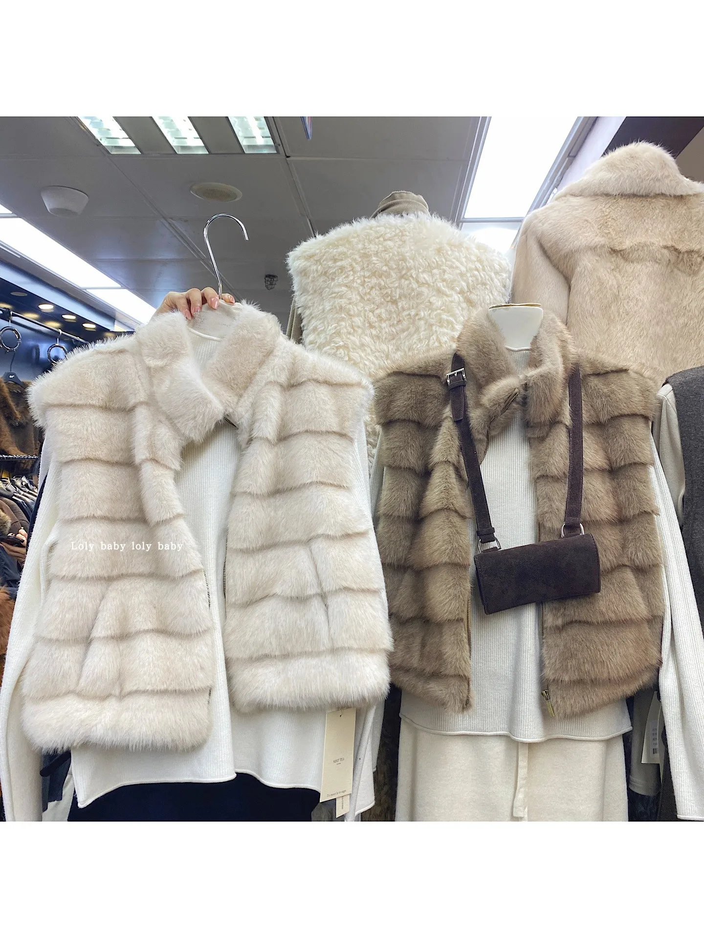 Women's Chic Stand Collar Zip Up Loose Faux Mink Fair Vest Top Lady Streetwear Sleeveless Faux Fur Fluffy Vest Outwear
Women's Chic Stand Collar Zip Up Loose Faux Mink Fair Vest Top Lady Streetwear Sleeveless Faux Fur Fluffy Vest Outwear