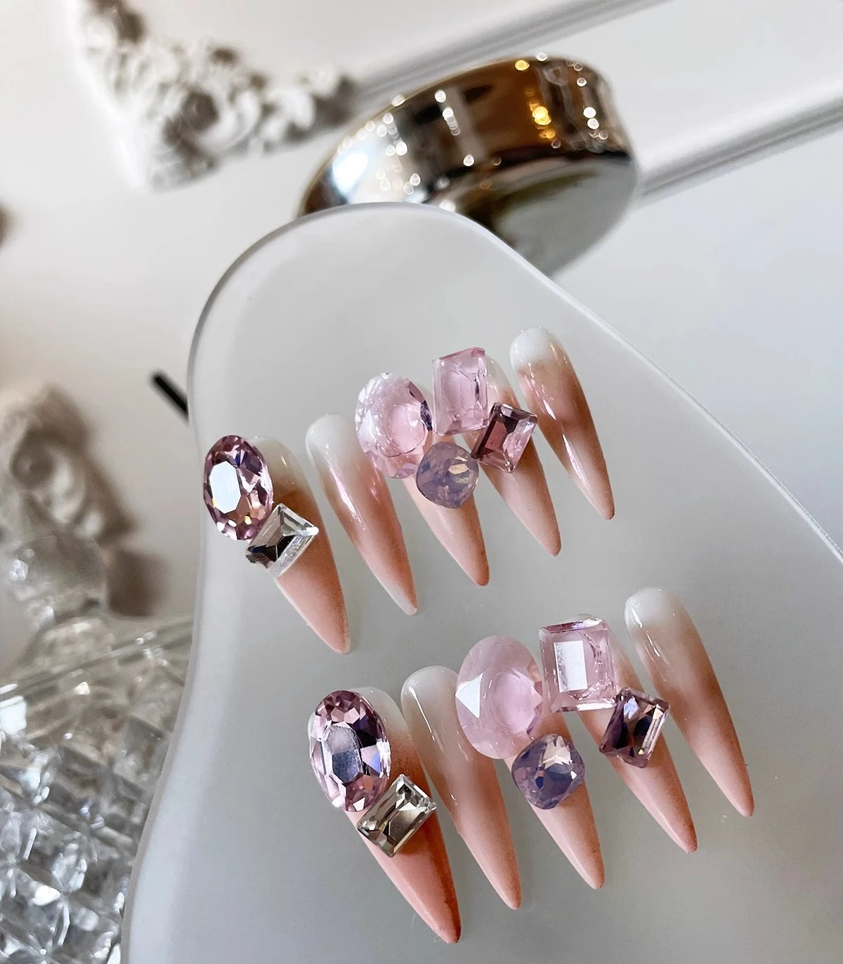 Alice Dream, Manicure Wearing Orange Pink Gradual Change White Handmade Nail Piece
Alice Dream, Manicure Wearing Orange Pink Gradual Change White Handmade Nail Piece