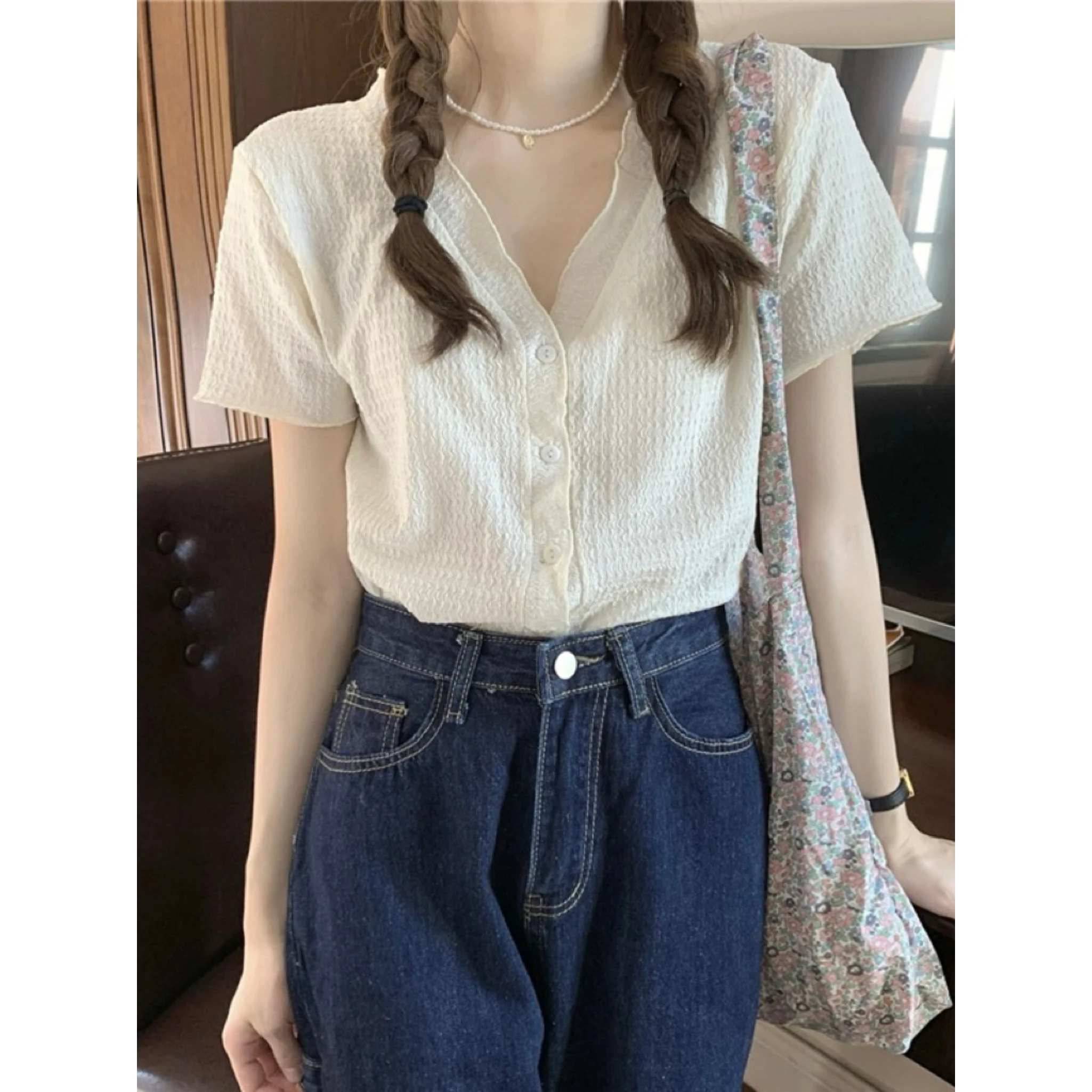 French Style Chic V-Neck Slimming Short Shirt Design Sensation Small Folded Short Sleeve Top Women's Fashion Spring Summer
French Style Chic V-Neck Slimming Short Shirt Design Sensation Small Folded Short Sleeve Top Women's Fashion Spring Summer