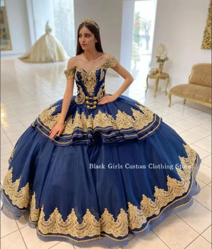 Платья мексиканской принцессы 15 Quinceanera 2024, голубое пончо без бретелек с драгоценным камнем и пуговицами, корсет с аппликацией и кристаллами, платья на выпускной
Платья мексиканской принцессы 15 Quinceanera 2024, голубое пончо без бретелек с драгоценным камнем и пуговицами, корсет с аппликацией и кристаллами, платья на выпускной