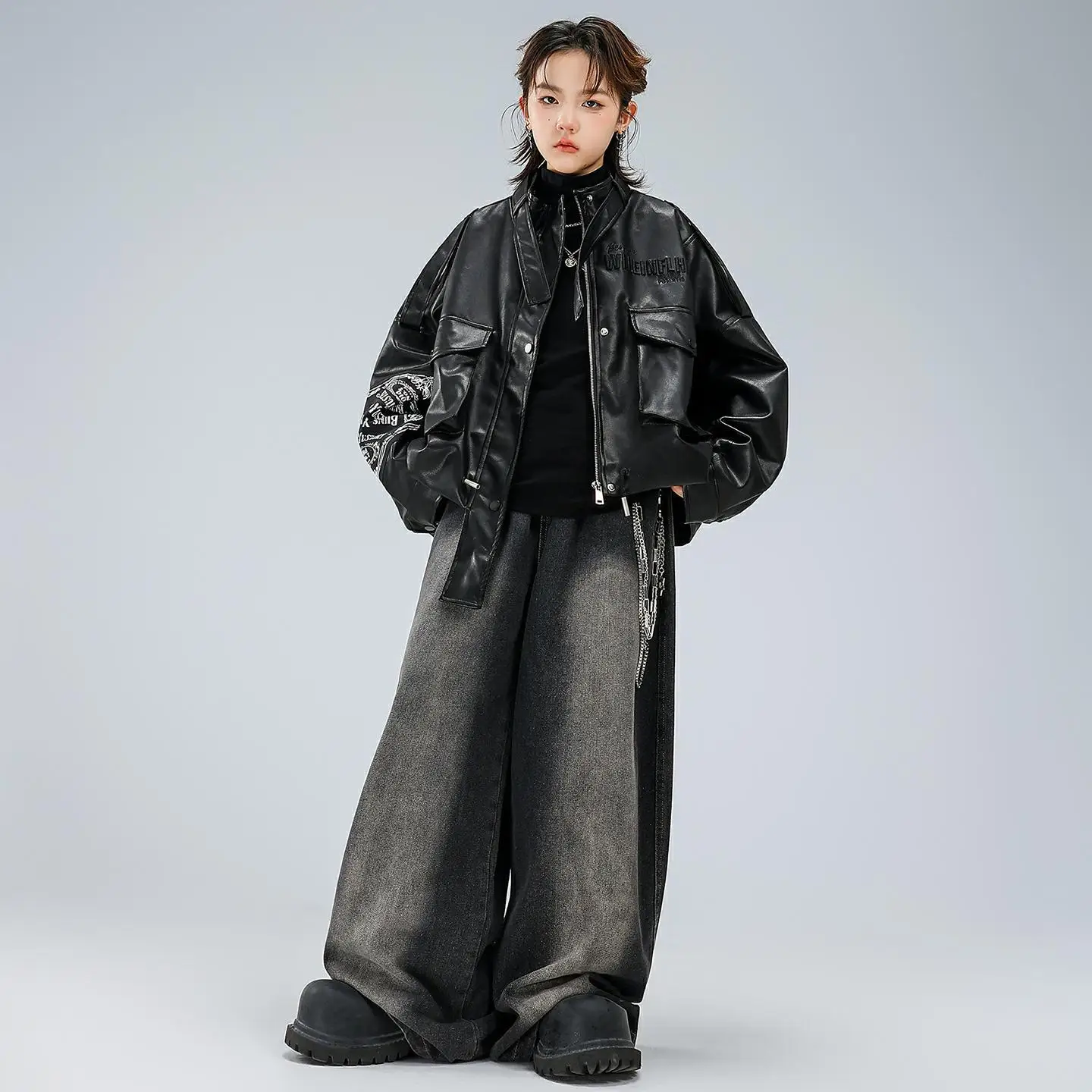 Детская одежда в стиле хип-хоп Kpop, черная укороченная куртка-бомбер из искусственной кожи, повседневные широкие джинсы, брюки для девочек и мальчиков, костюмы для уличных танцев, одежда
Детская одежда в стиле хип-хоп Kpop, черная укороченная куртка-бомбер из искусственной кожи, повседневные широкие джинсы, брюки для девочек и мальчиков, костюмы для уличных танцев, одежда