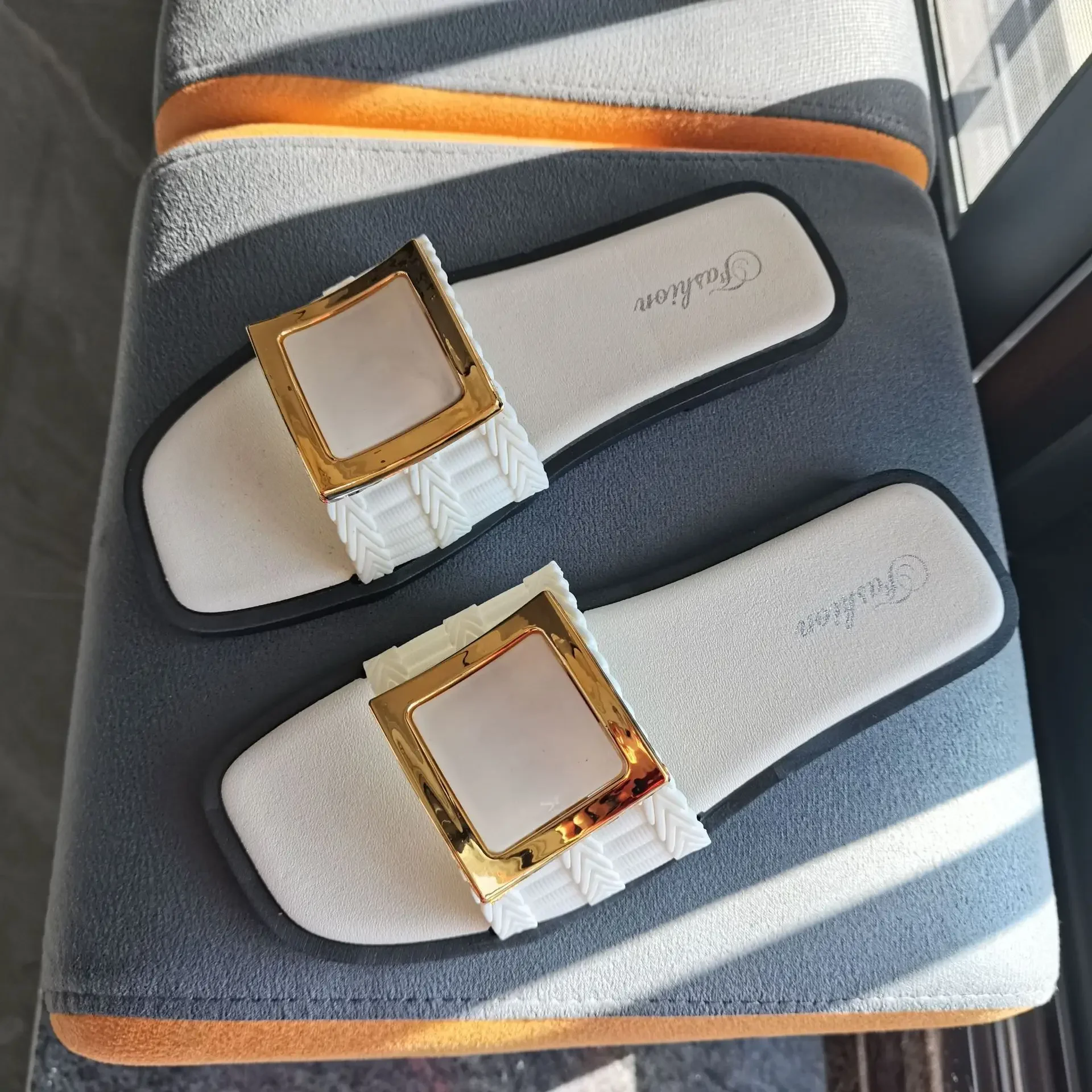 Spring/Summer 2024 Korean Version Retro Simple with Skirt Slip-on Roman Sandals
Spring/Summer 2024 Korean Version Retro Simple with Skirt Slip-on Roman Sandals