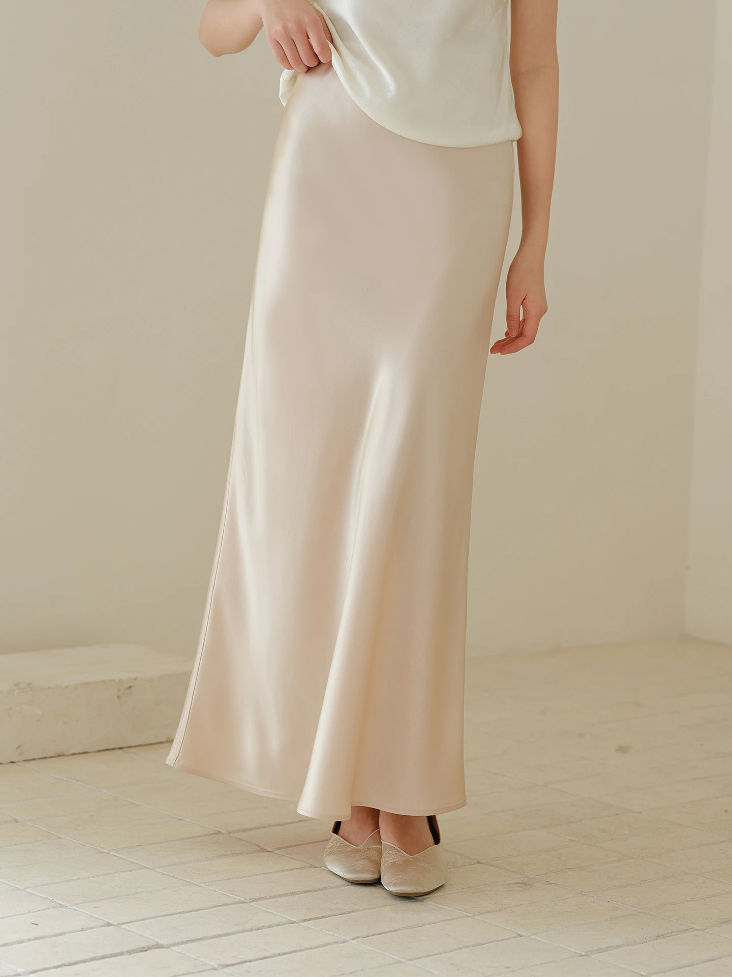 New Chinese Style High Waist Draped Satin Long Skirt Women's Summer 2026 Elegant Slimming Half-length Skirt Casual Brand ChuC...
New Chinese Style High Waist Draped Satin Long Skirt Women's Summer 2026 Elegant Slimming Half-length Skirt Casual Brand ChuC...