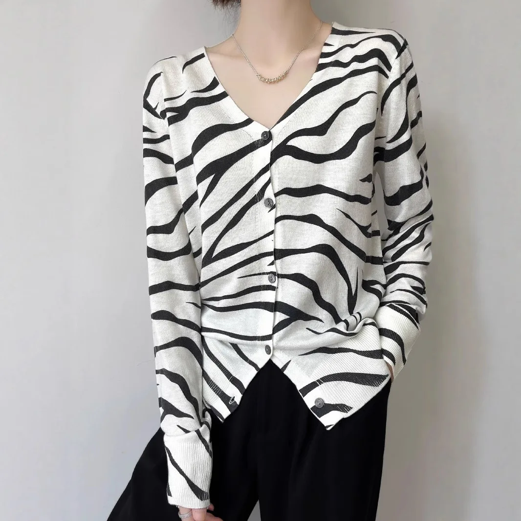 Spring and Autumn New V-Neck Zebra Knitted Cardigan Women's Loose Temperament Commuter Top Thin Long Sleeves
Spring and Autumn New V-Neck Zebra Knitted Cardigan Women's Loose Temperament Commuter Top Thin Long Sleeves