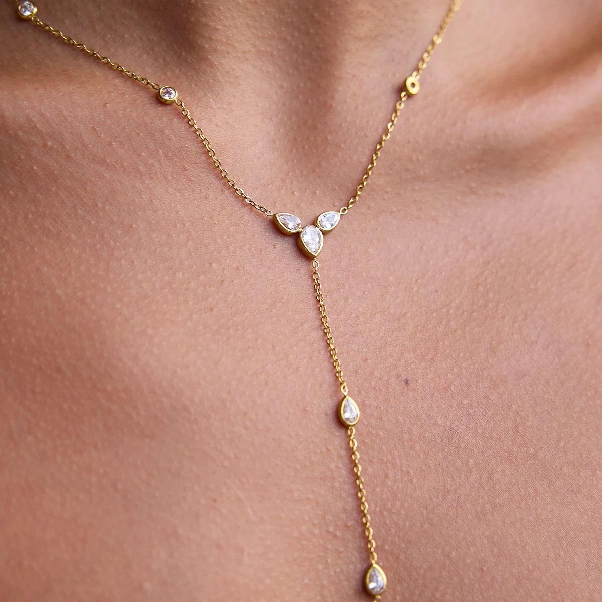 AIKOER Simple Classic 18K Gold Color Plated Stainless Steel Water Droplet Shaped White Zircon Y-shaped Chain Stackable Chain Nec
AIKOER Simple Classic 18K Gold Color Plated Stainless Steel Water Droplet Shaped White Zircon Y-shaped Chain Stackable Chain Nec