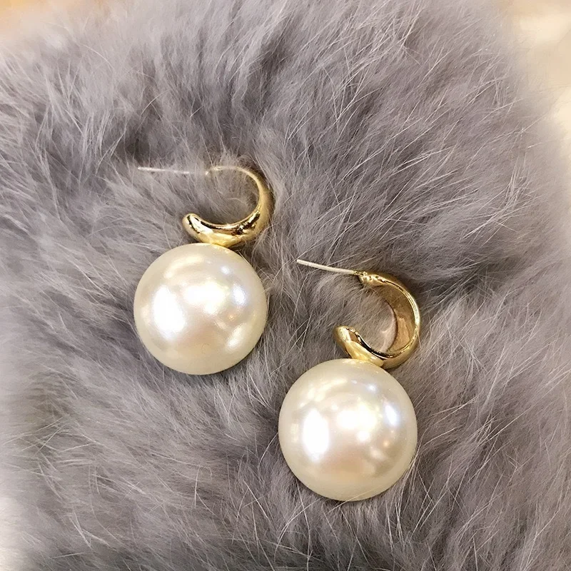 Big Pearl Earrings Needle Personalized Metal Arc Earrings Fashionable Exaggerated Large Earrings Court Style Earrings
Big Pearl Earrings Needle Personalized Metal Arc Earrings Fashionable Exaggerated Large Earrings Court Style Earrings