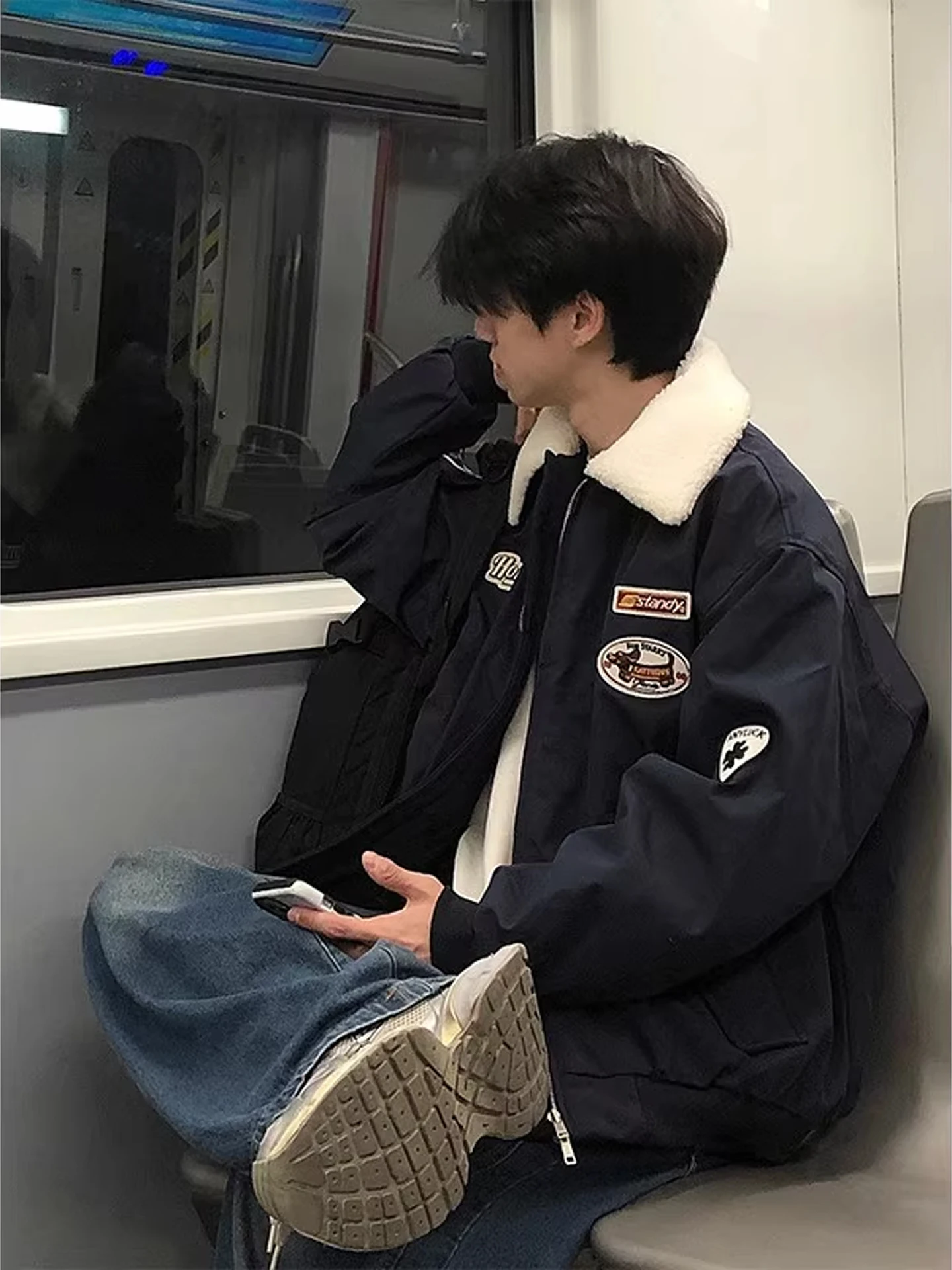 Мужская зимняя теплая куртка в стиле ретро с вышивкой, воротником из овечьего бархата и утолщенным хлопковым наполнителем, модный бренд, бейсбольный стиль
Мужская зимняя теплая куртка в стиле ретро с вышивкой, воротником из овечьего бархата и утолщенным хлопковым наполнителем, модный бренд, бейсбольный стиль