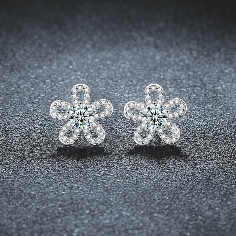 Серьги-гвоздики из стерлингового серебра S925 с муассанитом в форме подсолнуха для женщин, простые и элегантные, с полым цветочным узором
Серьги-гвоздики из стерлингового серебра S925 с муассанитом в форме подсолнуха для женщин, простые и элегантные, с полым цветочным узором