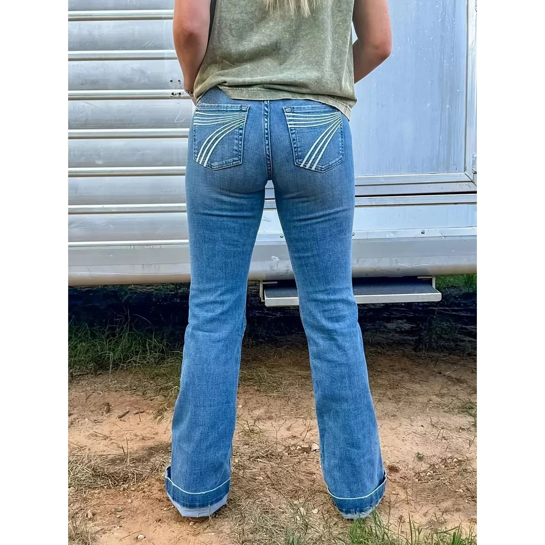 Новинка 2025 года, эластичные расклешенные джинсы с высокой талией и вышивкой, женские джинсы премиум-класса из эластичной ткани из искусственной ткани, женские джинсы
Новинка 2025 года, эластичные расклешенные джинсы с высокой талией и вышивкой, женские джинсы премиум-класса из эластичной ткани из искусственной ткани, женские джинсы