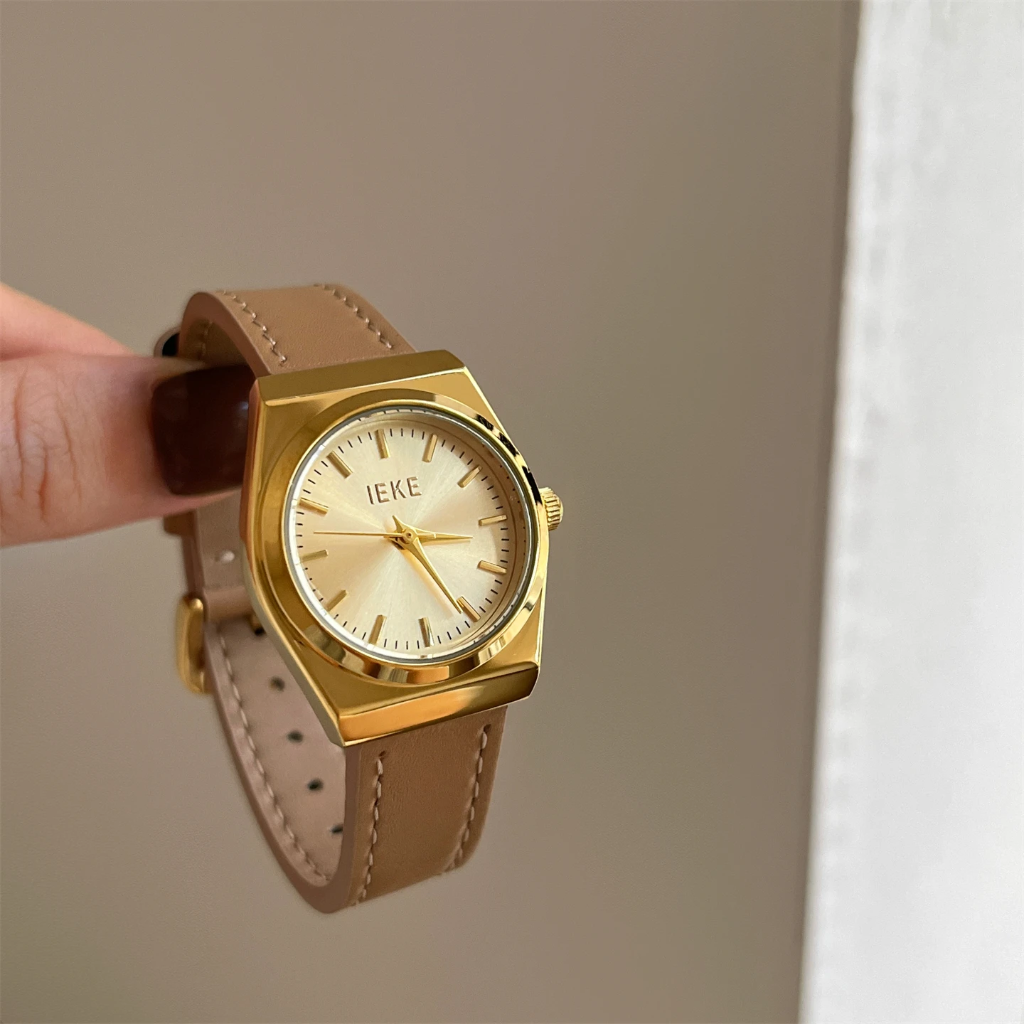 Medieval exquisite high-end small square belt watch female ins high-value student simple and versatile quartz watch
Medieval exquisite high-end small square belt watch female ins high-value student simple and versatile quartz watch