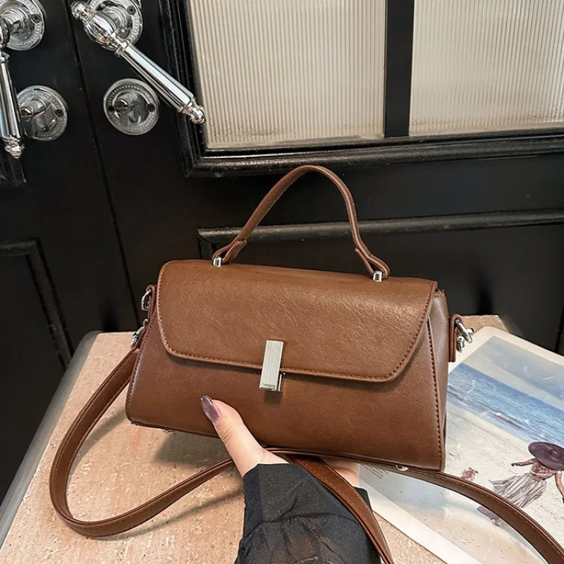 Высококачественная роскошная брендовая женская сумка, модная кожаная элегантная сумка через плечо, модный дизайн, повседневная винтажная повседневная сумка
Высококачественная роскошная брендовая женская сумка, модная кожаная элегантная сумка через плечо, модный дизайн, повседневная винтажная повседневная сумка 