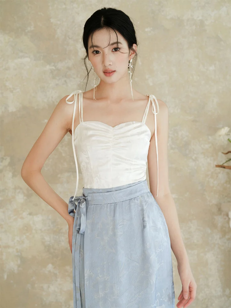 Новая китайская женская летняя повседневная майка с микро-плиссировкой, вышивкой цветами, облегающая, из тонкой ткани
Новая китайская женская летняя повседневная майка с микро-плиссировкой, вышивкой цветами, облегающая, из тонкой ткани