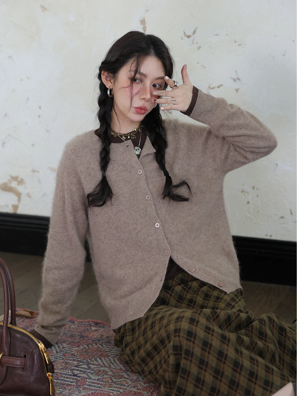 Винтажный вязаный кардиган DR из смесовой шерсти с круглым вырезом, мягкий, на пуговицах, с длинными рукавами, для женщин, осень-зима
Винтажный вязаный кардиган DR из смесовой шерсти с круглым вырезом, мягкий, на пуговицах, с длинными рукавами, для женщин, осень-зима