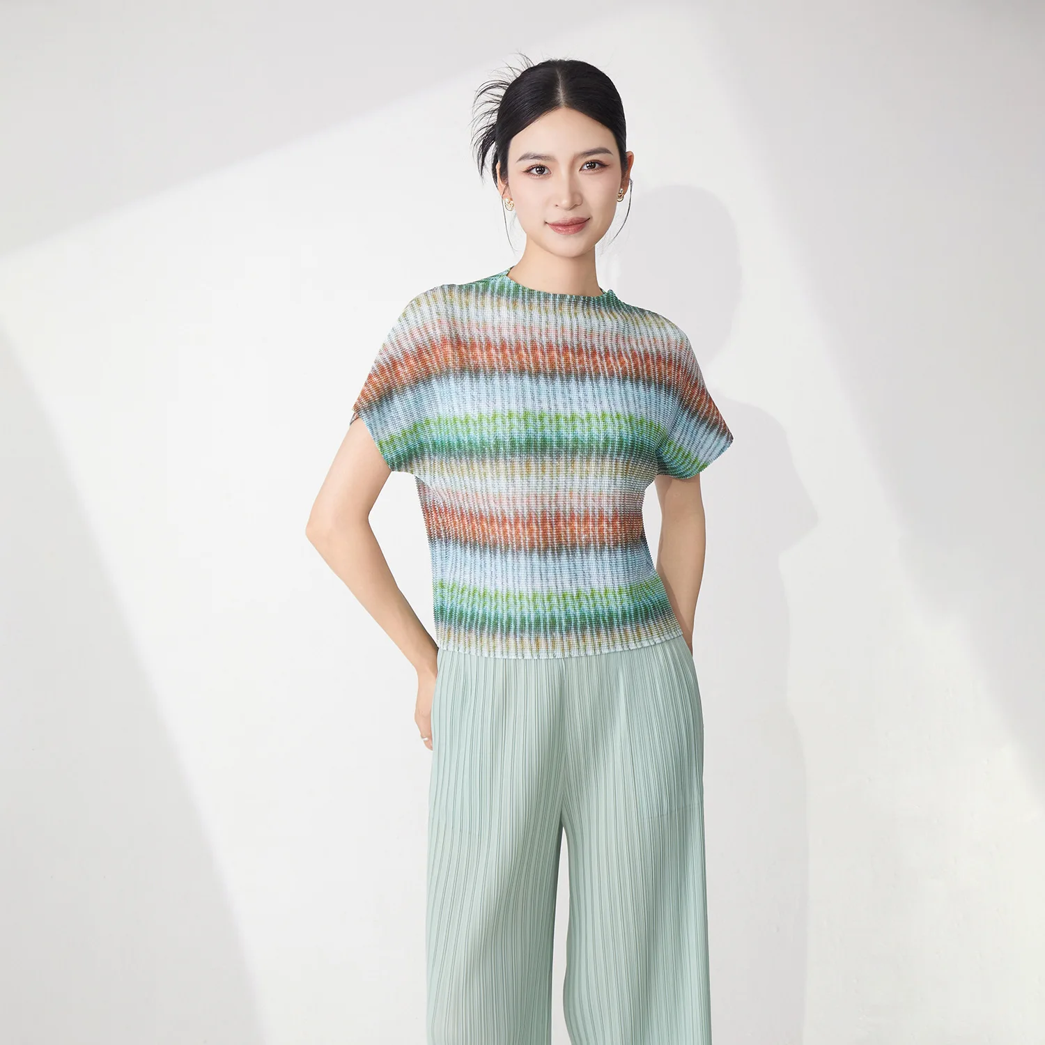Miyake Pleated Women's Casual Tops 2026 New Japanese Design Striped Print Round Neck Short-sleeved High-end T-shirt for Women
Miyake Pleated Women's Casual Tops 2026 New Japanese Design Striped Print Round Neck Short-sleeved High-end T-shirt for Women