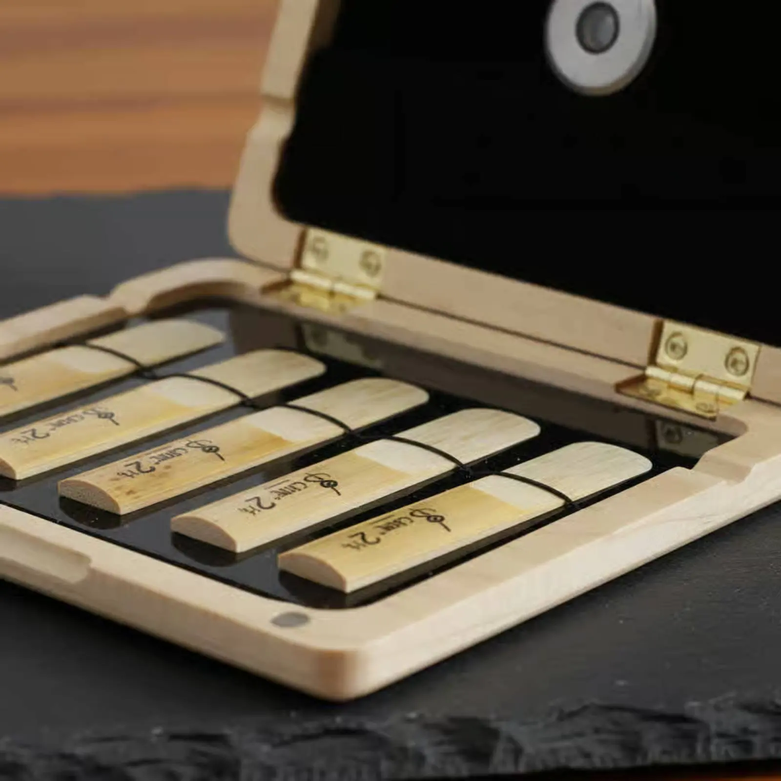 Saxophone Mouthpiece Blade Box Built-in Hygrometer Clarinet Mouthpiece Blade Case Music Accessory Secure Closure Soft Inner Soft
Saxophone Mouthpiece Blade Box Built-in Hygrometer Clarinet Mouthpiece Blade Case Music Accessory Secure Closure Soft Inner Soft