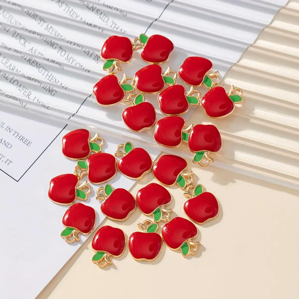 20 стильных подвесок из яблочного сплава, серьги ручной работы, браслеты, колье и ювелирные аксессуары.
20 стильных подвесок из яблочного сплава, серьги ручной работы, браслеты, колье и ювелирные аксессуары.