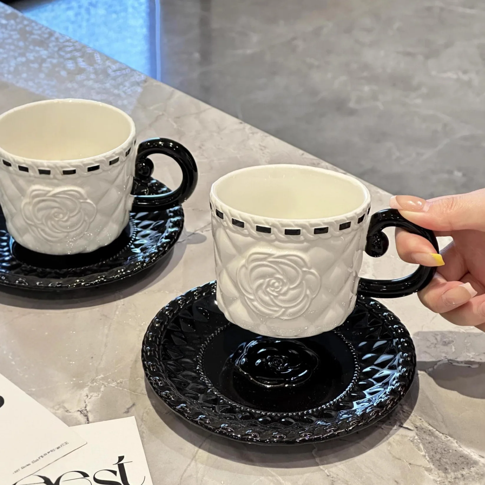 Retro Ceramic Coffee Cup Saucer Rose Black White Porcelain Tea Mug Set Elegant Creative Home Kitchen Drinkware Coffee Lover Gift
Retro Ceramic Coffee Cup Saucer Rose Black White Porcelain Tea Mug Set Elegant Creative Home Kitchen Drinkware Coffee Lover Gift