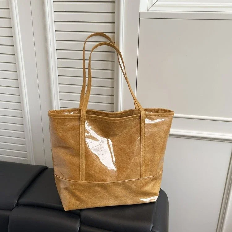 Модная женская сумка из ПВХ, новая, универсальная, водонепроницаемая, из яркой кожи, простая сумка через плечо, женская сумка-тоут для поездок на работу
Модная женская сумка из ПВХ, новая, универсальная, водонепроницаемая, из яркой кожи, простая сумка через плечо, женская сумка-тоут для поездок на работу