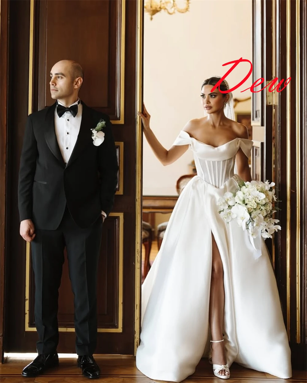 Customized High Quality White Satin Bridal Gowns Strapless Off the Shoulder Short Sleeves Wedding Dress Chapel Train Dress
Customized High Quality White Satin Bridal Gowns Strapless Off the Shoulder Short Sleeves Wedding Dress Chapel Train Dress