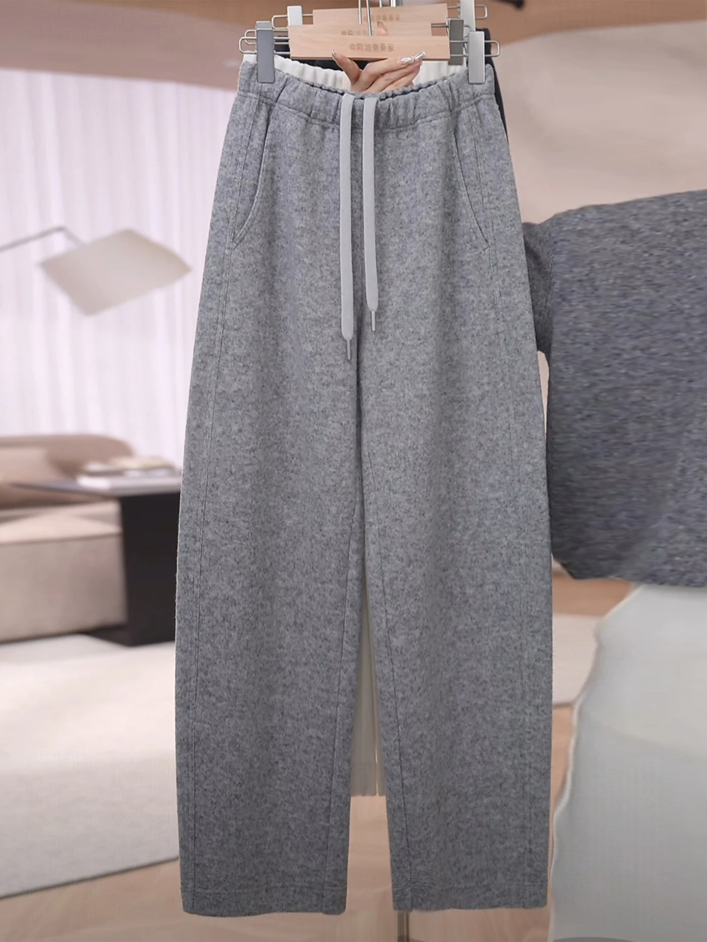 High Waist Wide Leg Fleece Lined Wool Blend Casual Sweatpants for Women Autumn Winter 2025 New Style Dreamy Elegant Banana Pants
High Waist Wide Leg Fleece Lined Wool Blend Casual Sweatpants for Women Autumn Winter 2025 New Style Dreamy Elegant Banana Pants