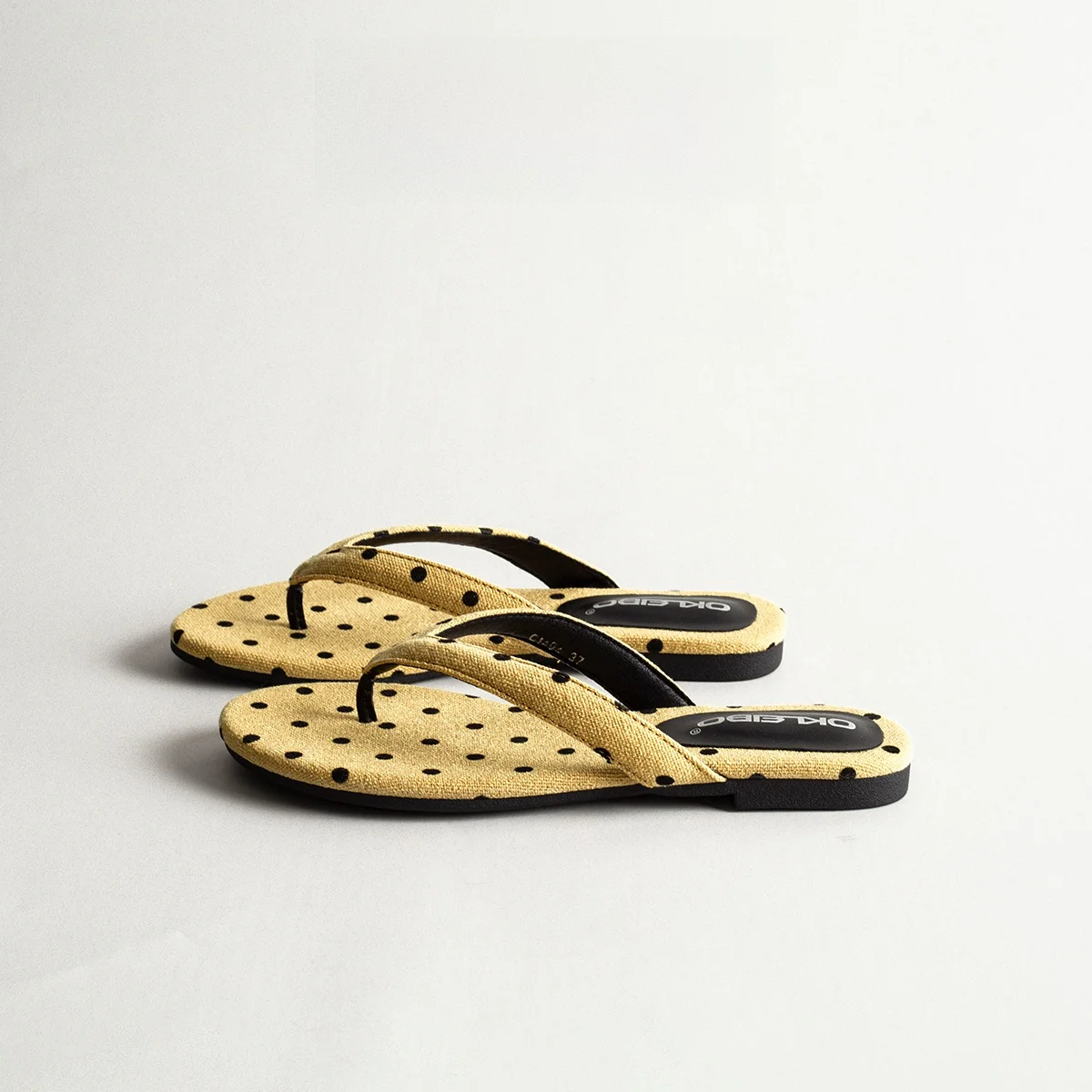 Retro Fashion Polka Dot Thong Slippers Women Summer Outdoor Casual Versatile Commute Cool Sandals Holiday Beach Shoes
Retro Fashion Polka Dot Thong Slippers Women Summer Outdoor Casual Versatile Commute Cool Sandals Holiday Beach Shoes