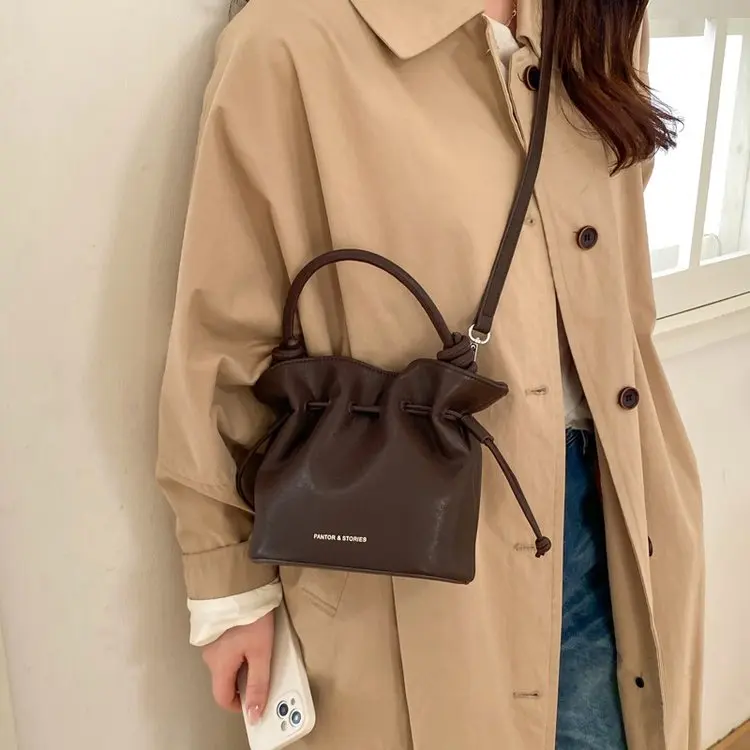 Новая универсальная повседневная портативная сумка-ведро 2026 года для женщин: премиальная текстура, легкая, на плечо и через плечо
Новая универсальная повседневная портативная сумка-ведро 2026 года для женщин: премиальная текстура, легкая, на плечо и через плечо