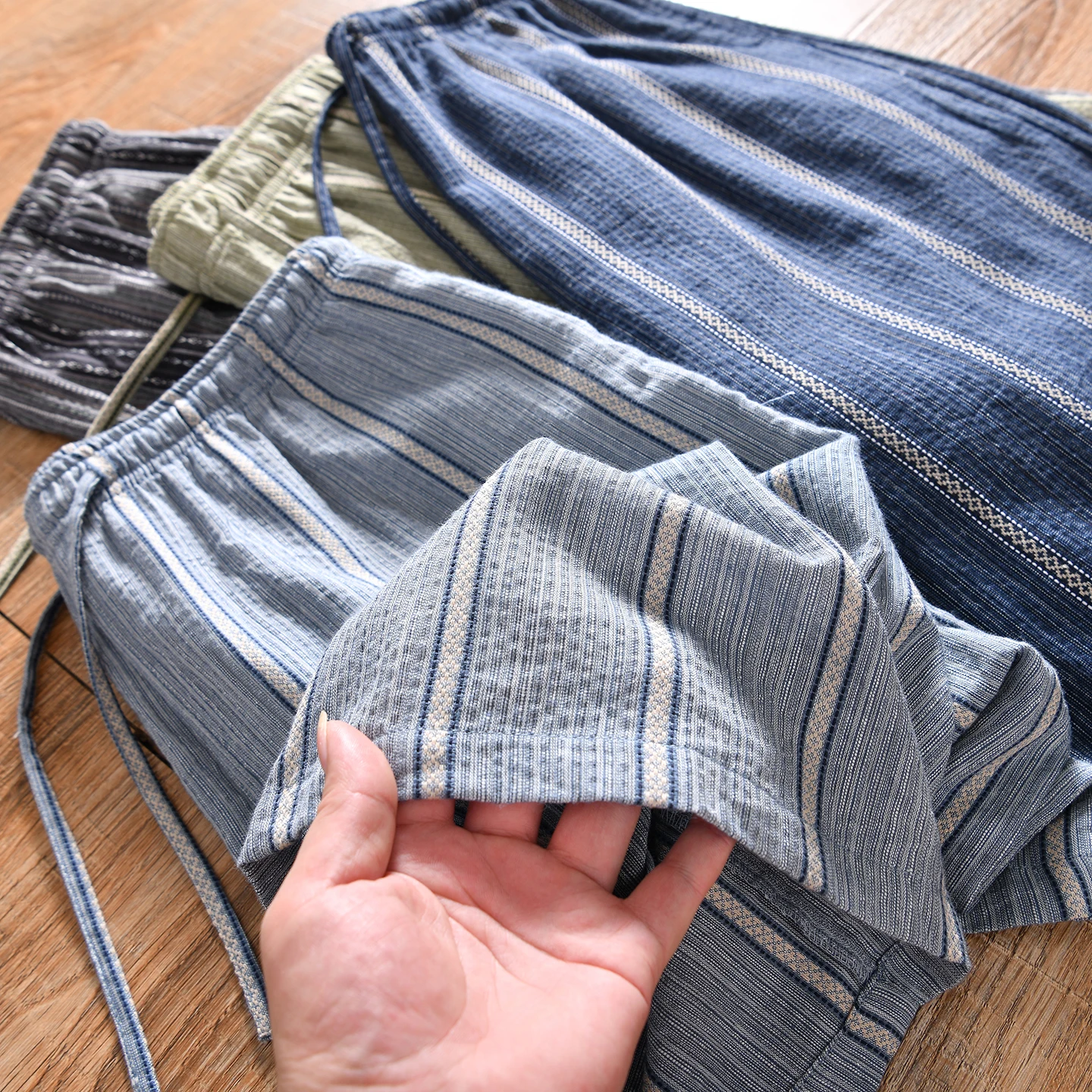 Men's Summer Casual Cotton Shorts Breathable Loose Fit Elastic Waist Comfortable Home Shorts Basic Color Straight Leg Pants
Men's Summer Casual Cotton Shorts Breathable Loose Fit Elastic Waist Comfortable Home Shorts Basic Color Straight Leg Pants