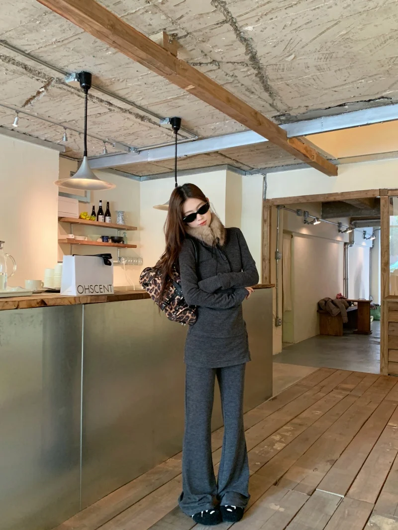 Casual Two-Piece Set Grey Half Button Women's T-Shirt And Long Pants Splicing Design Slim Fit Spring Fashion Ensemble
Casual Two-Piece Set Grey Half Button Women's T-Shirt And Long Pants Splicing Design Slim Fit Spring Fashion Ensemble