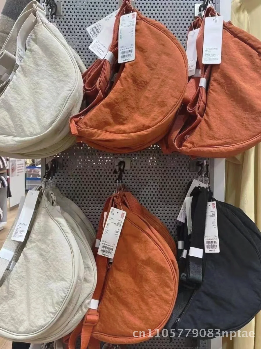 Women's Shoulder Cross-body Bag Nylon Dumpling Style Fitting Room Same Style Bag Zipper Opening Mobile Phone Bag Interlayer
Women's Shoulder Cross-body Bag Nylon Dumpling Style Fitting Room Same Style Bag Zipper Opening Mobile Phone Bag Interlayer