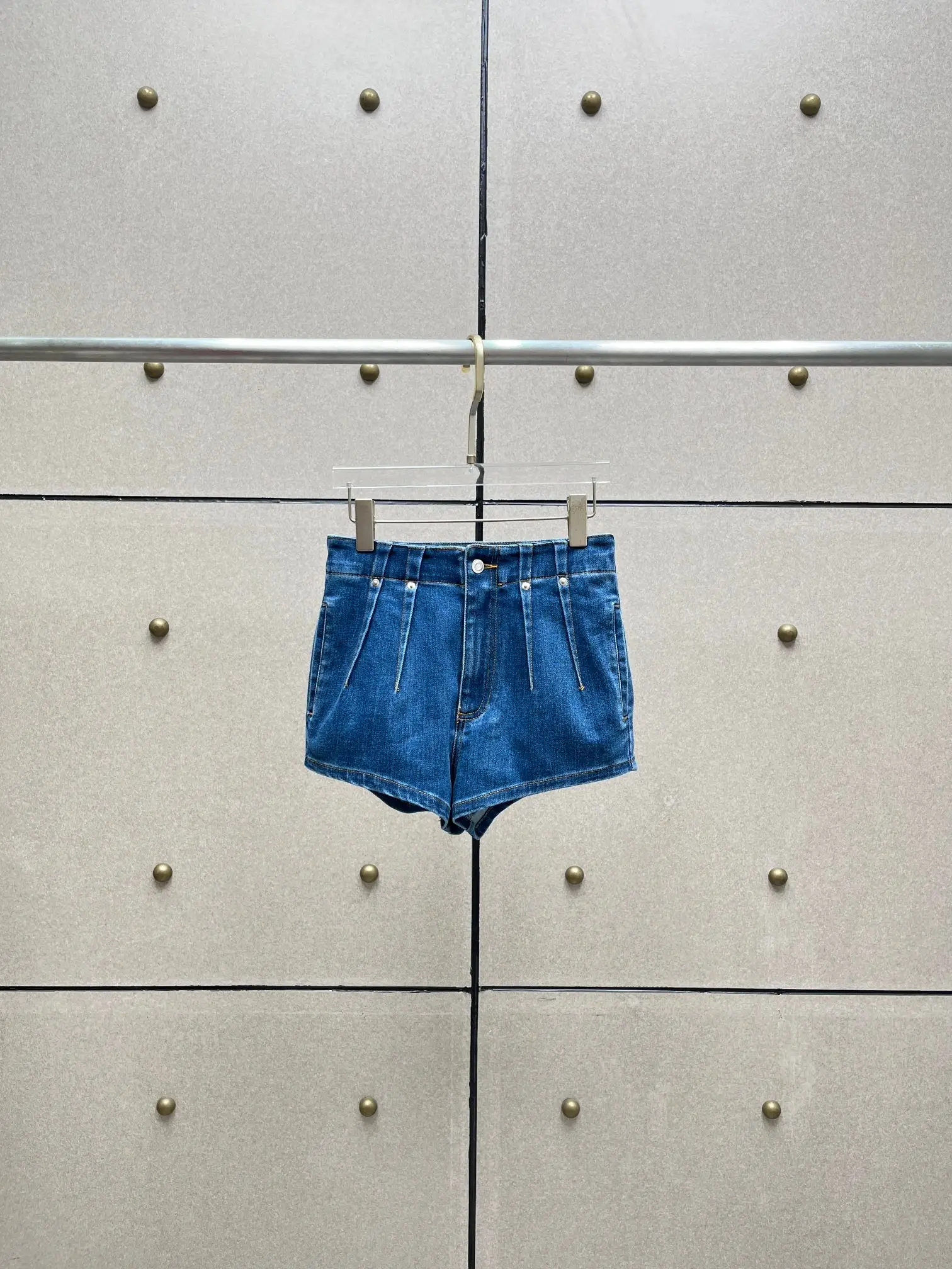 Pleated Denim Shorts: Chic & Versatile High-Waisted Women's Shorts — New Summer 2026 Collection
Pleated Denim Shorts: Chic & Versatile High-Waisted Women's Shorts — New Summer 2026 Collection