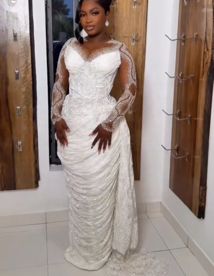 Customized Sheer Neck Shinny Fully Beads Lace Luxury Wedding Dress for Bride Robe De Marriage Long Sleeve Stunning Bridal Gown
Customized Sheer Neck Shinny Fully Beads Lace Luxury Wedding Dress for Bride Robe De Marriage Long Sleeve Stunning Bridal Gown