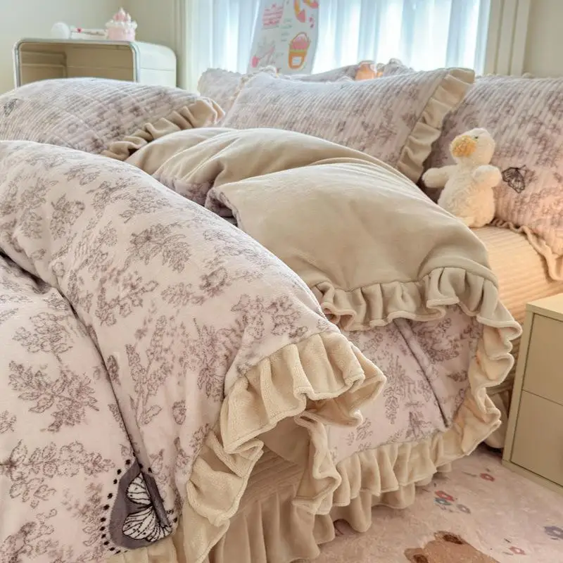Winter Princess Style Bedding Set Thickened Milk Velvet Fabric Duvet Cover with Inner Filling Three Layered Sheet
Winter Princess Style Bedding Set Thickened Milk Velvet Fabric Duvet Cover with Inner Filling Three Layered Sheet