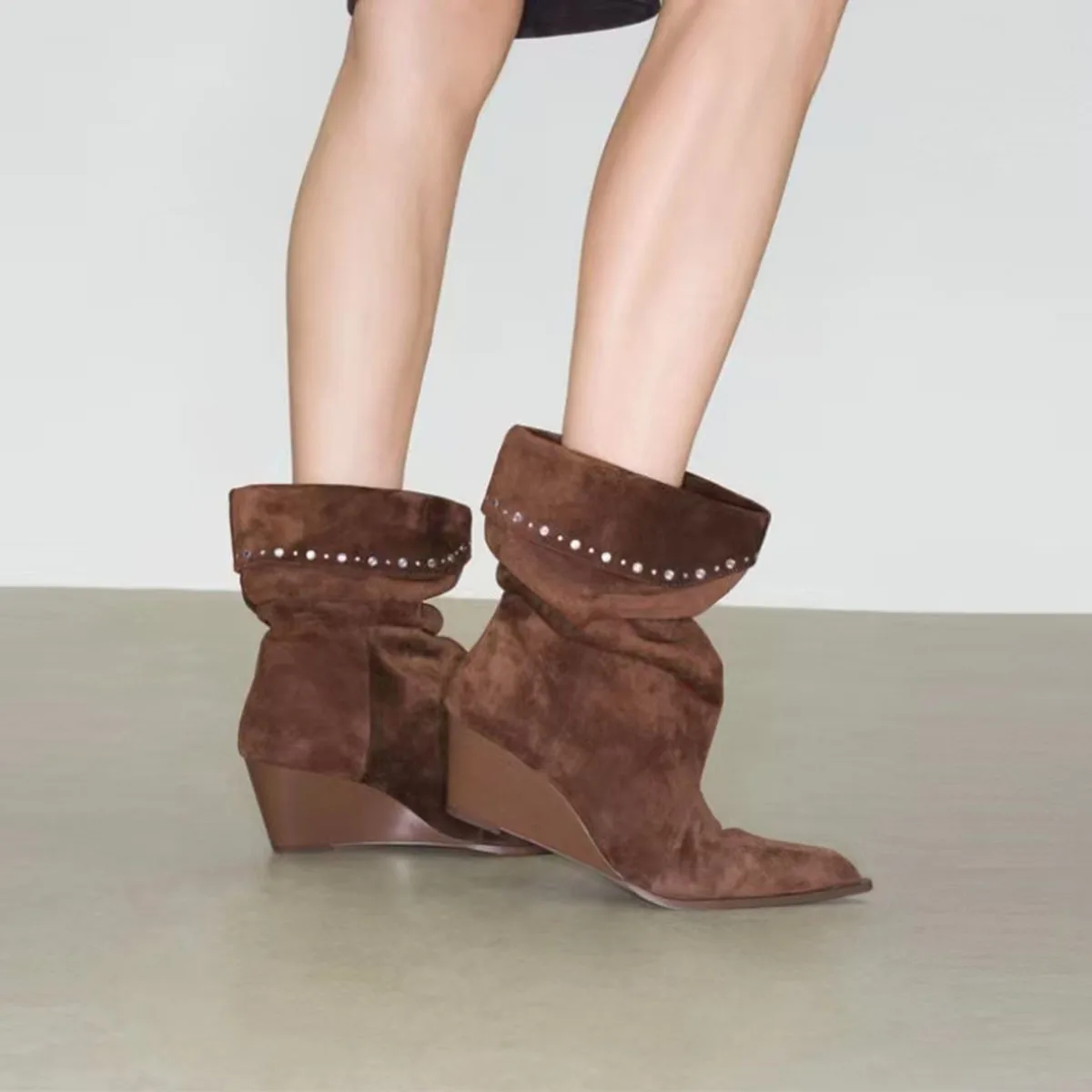 Autumn/Winter New Women's Brown Suede Ankle Boots Wedge Pointed Toe Turned-Up Sleeve Rhinestone Decor High-Heeled Short Boots
Autumn/Winter New Women's Brown Suede Ankle Boots Wedge Pointed Toe Turned-Up Sleeve Rhinestone Decor High-Heeled Short Boots