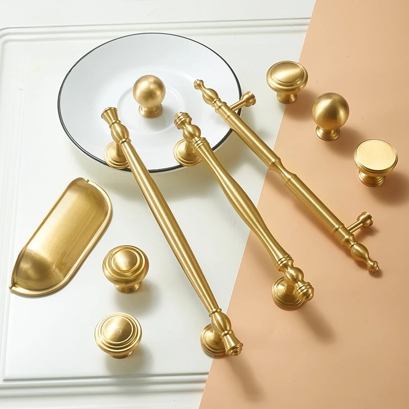 Европейские твердые латунные мебельные ручки, золотые ручки для шкафов и ящиков, роскошный комод, книжный шкаф, ручки для обуви
Европейские твердые латунные мебельные ручки, золотые ручки для шкафов и ящиков, роскошный комод, книжный шкаф, ручки для обуви