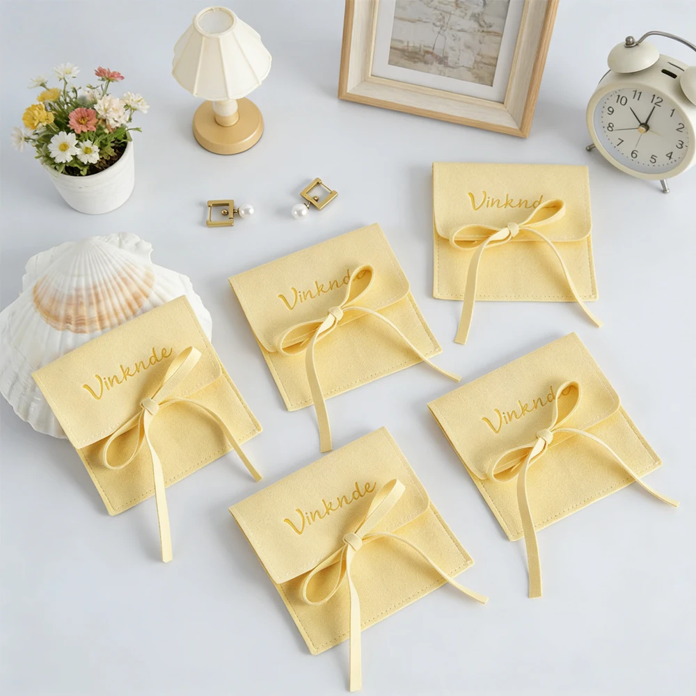 Желтые сумки для ювелирных изделий из микрофибры с логотипом и завязками, 50 упаковок, дорожный свадебный подарок, мешок для пыли, серьги, кольца, ожерелья, упаковочная сумка
Желтые сумки для ювелирных изделий из микрофибры с логотипом и завязками, 50 упаковок, дорожный свадебный подарок, мешок для пыли, серьги, кольца, ожерелья, упаковочная сумка