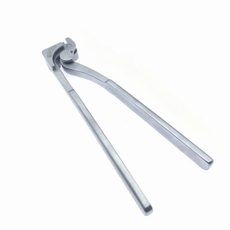 AO universal multifunctional reconstructive bone plate bending device, which can only be bent but not cut
AO universal multifunctional reconstructive bone plate bending device, which can only be bent but not cut