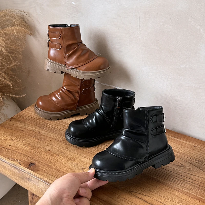 Новые модные повседневные/комфортные детские ботинки на толстой подошве для маленьких девочек, Лидер продаж, новые элегантные короткие сапоги в стиле ретро на молнии
Новые модные повседневные/комфортные детские ботинки на толстой подошве для маленьких девочек, Лидер продаж, новые элегантные короткие сапоги в стиле ретро на молнии