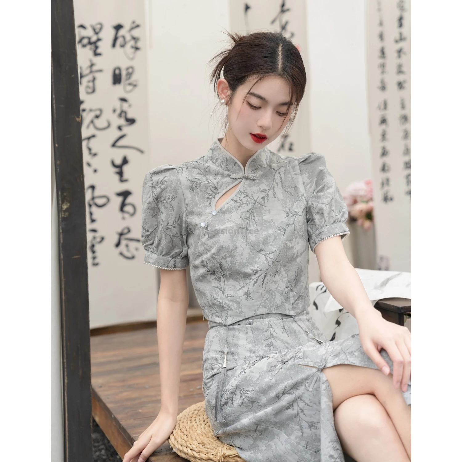 2025 classical temperament chinese clothing set summer new design sense set retro disc buckle hollow out trendy slit qipao suit
2025 classical temperament chinese clothing set summer new design sense set retro disc buckle hollow out trendy slit qipao suit