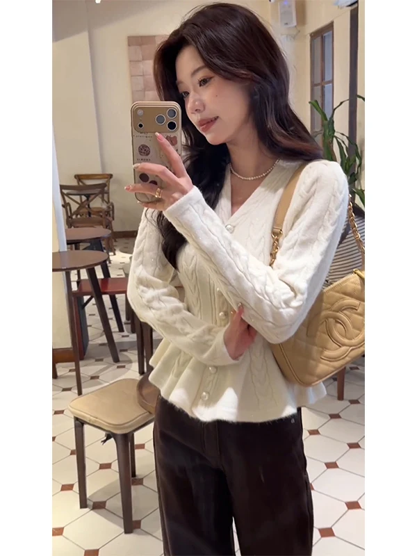 Женский вязаный свитер Simple Sle с V-образным вырезом и узором «косы», осенне-зимняя новинка, с пуговицами, приталенный фасон, французский стиль, топ
Женский вязаный свитер Simple Sle с V-образным вырезом и узором «косы», осенне-зимняя новинка, с пуговицами, приталенный фасон, французский стиль, топ