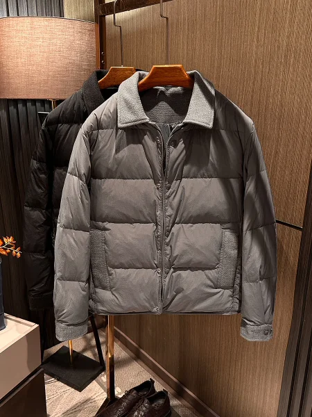 Мужское повседневное модное стеганое пальто с молнией и украшением из нейлоновой ткани с наполнителем вниз, ветрозащитное водонепроницаемое пальто стандартной посадки
Мужское повседневное модное стеганое пальто с молнией и украшением из нейлоновой ткани с наполнителем вниз, ветрозащитное водонепроницаемое пальто стандартной посадки