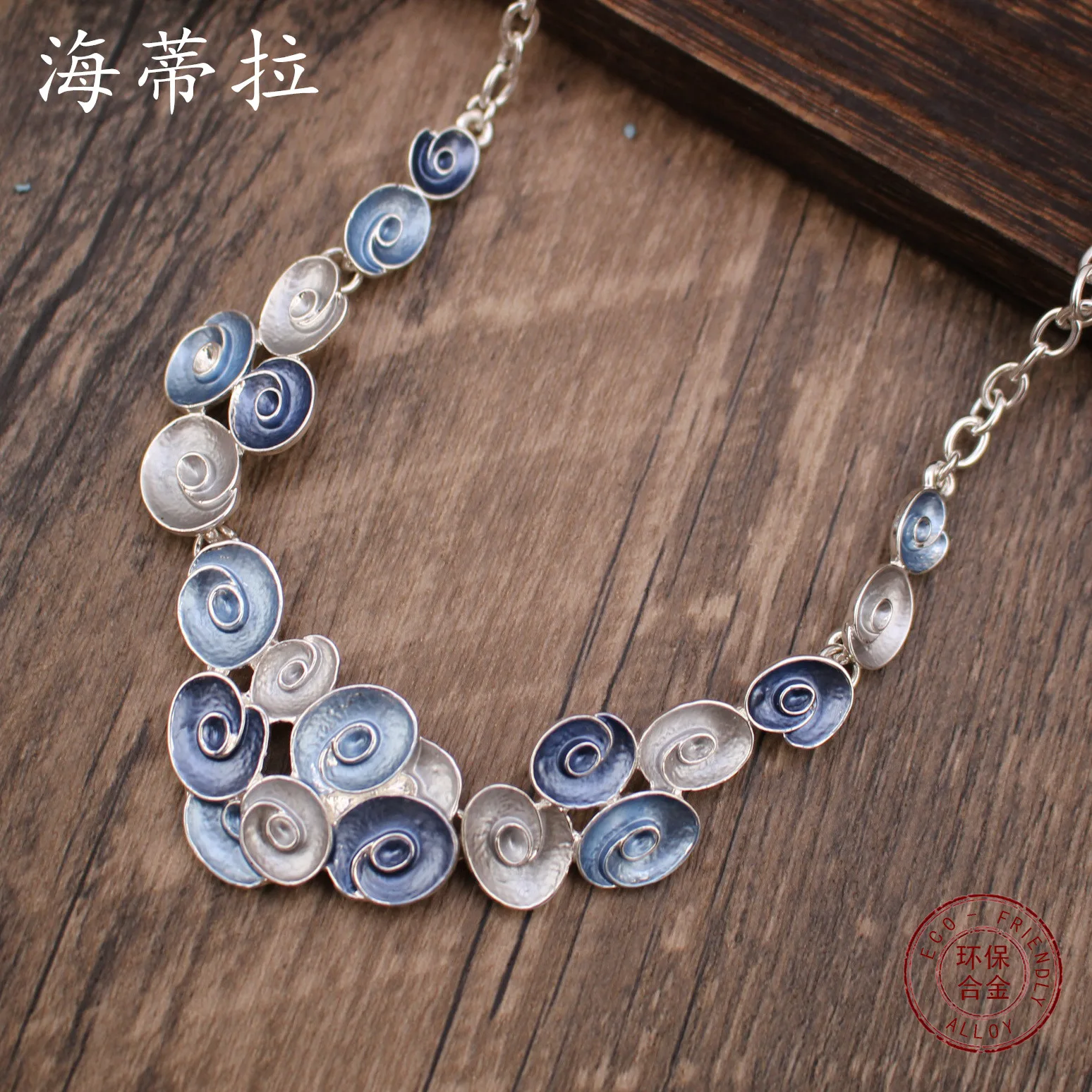 Новое колье от Amazon, красочное цветочное колье из сплава, креативная форма лепестков, с эффектом капель масла, универсальное женское украшение.
Новое колье от Amazon, красочное цветочное колье из сплава, креативная форма лепестков, с эффектом капель масла, универсальное женское украшение.