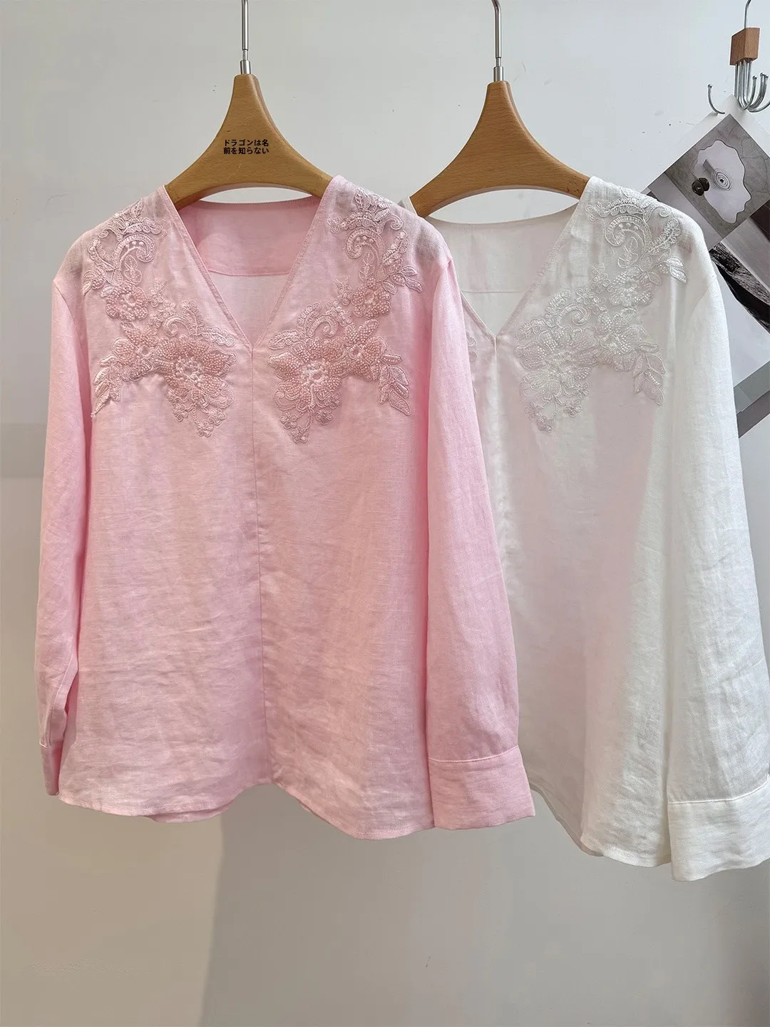 Новинка ранней весны: Свободная льняная рубашка с V-образным вырезом и вышивкой, без названия, в двух цветах, с эффектной 3D-вышивкой во французском стиле.
Новинка ранней весны: Свободная льняная рубашка с V-образным вырезом и вышивкой, без названия, в двух цветах, с эффектной 3D-вышивкой во французском стиле.