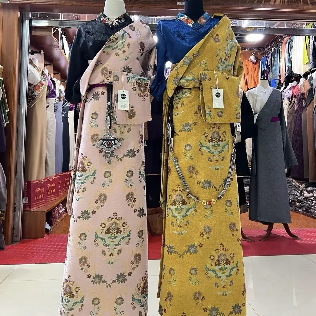 Новый летний женский цельный тибетский халат в этническом стиле.
Новый летний женский цельный тибетский халат в этническом стиле.