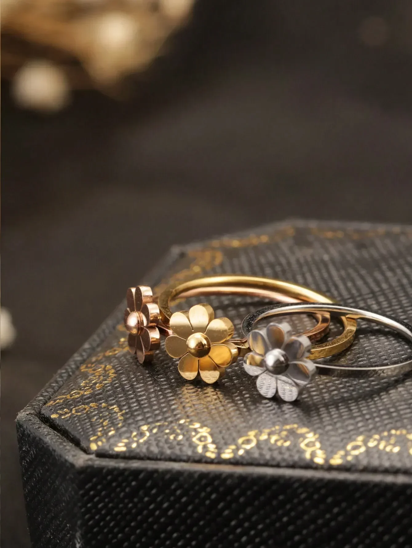 1pc Stainless Steel Simple And Cute 7-Petal Chrysanthemum Ring Or Sunflower Finger Ring For Daily Wear Valentines
1pc Stainless Steel Simple And Cute 7-Petal Chrysanthemum Ring Or Sunflower Finger Ring For Daily Wear Valentines