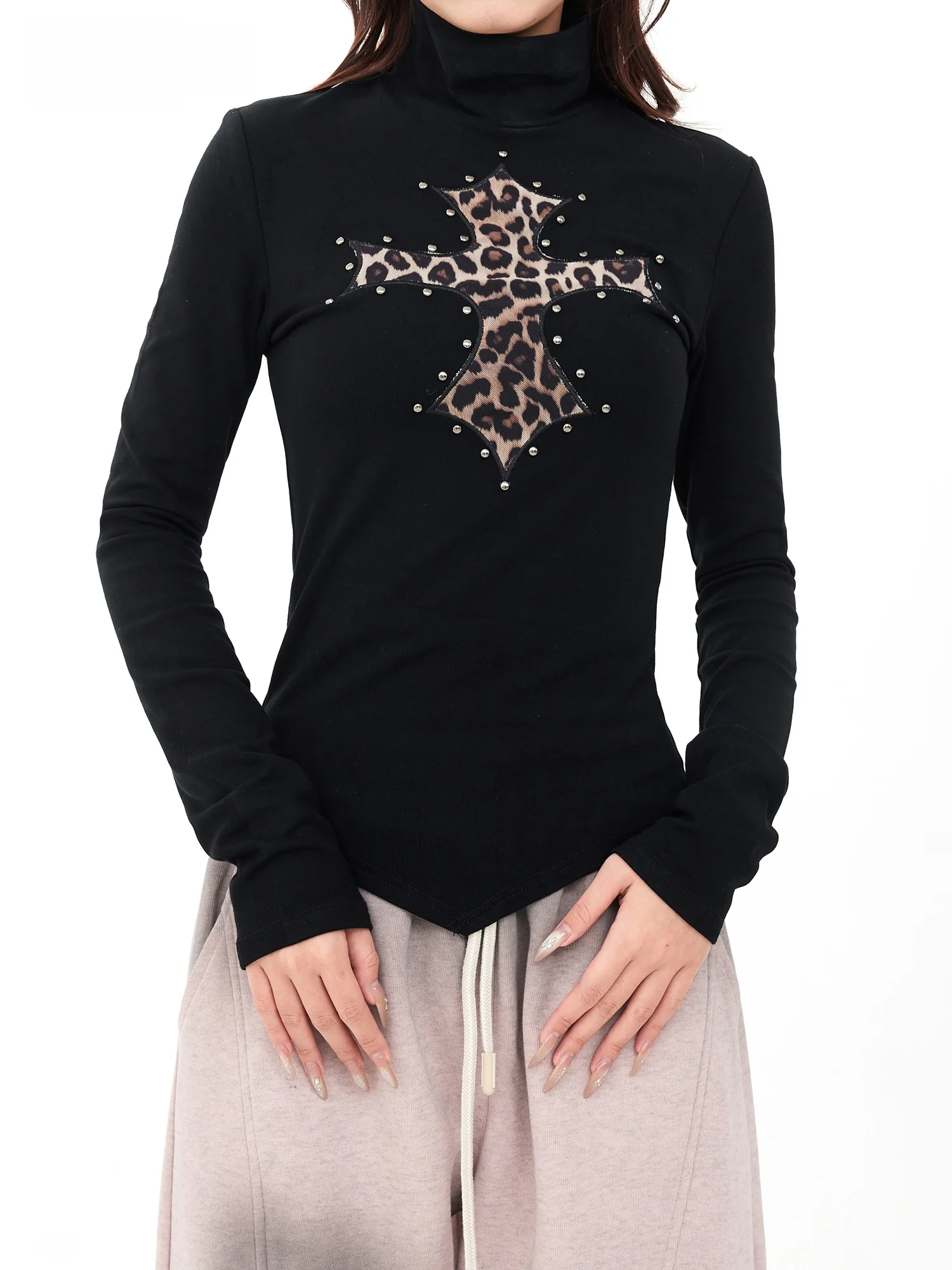 Женский топ EDX Bla с высоким воротником, новинка 2026 года, с леопардовым принтом, пэчворком и заклепками, длинный рукав, утягивающий пояс, уличный стиль
Женский топ EDX Bla с высоким воротником, новинка 2026 года, с леопардовым принтом, пэчворком и заклепками, длинный рукав, утягивающий пояс, уличный стиль