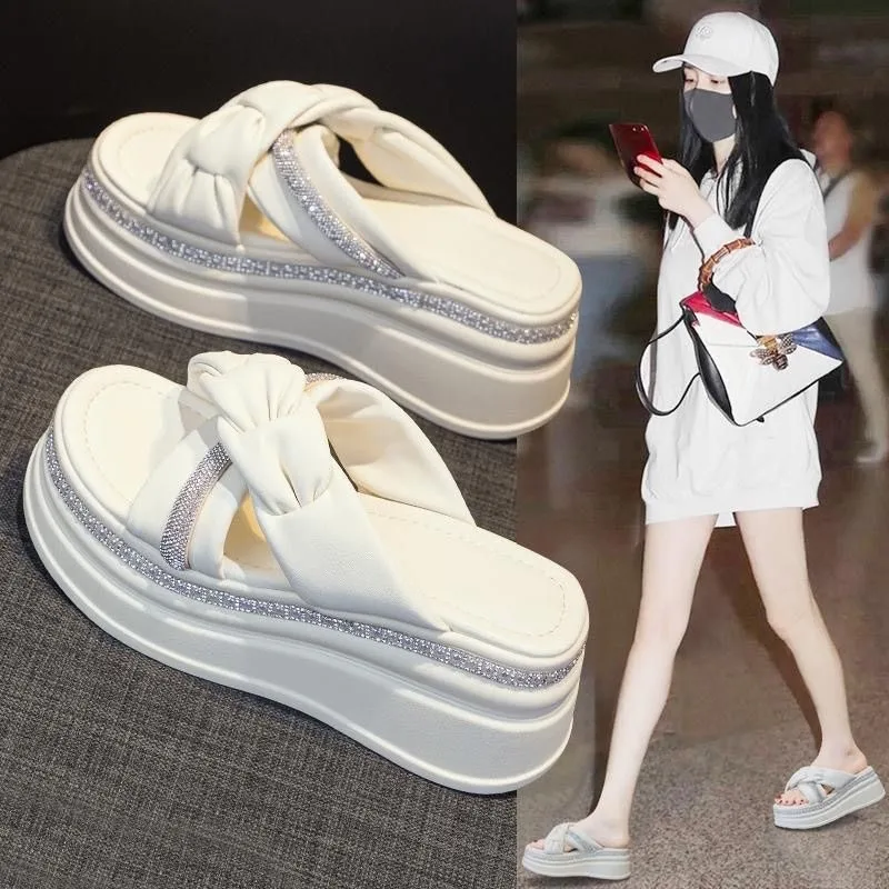 Новые модные летние женские тапочки с жемчугом, повседневная пляжная обувь, домашняя нескользящая верхняя одежда, женская обувь на подошве из ПВХ для домашнего использования
Новые модные летние женские тапочки с жемчугом, повседневная пляжная обувь, домашняя нескользящая верхняя одежда, женская обувь на подошве из ПВХ для домашнего использования